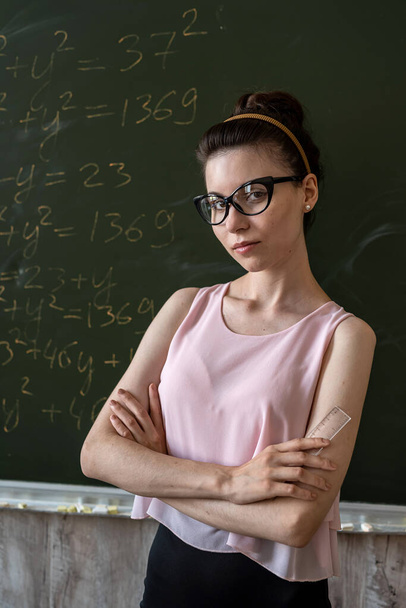  黒板に数式を書く女子大生。教育の概念 - 写真・画像