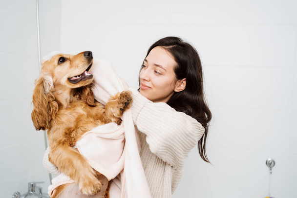 Žena s krásným psem na záchodě - Fotografie, Obrázek