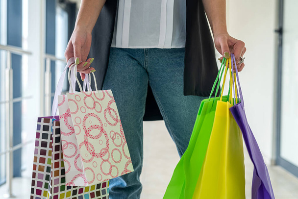 mujer joven usar tela con estilo con bolsas de compras en el centro comercial, viernes negro. ventas y descuentos - Foto, imagen