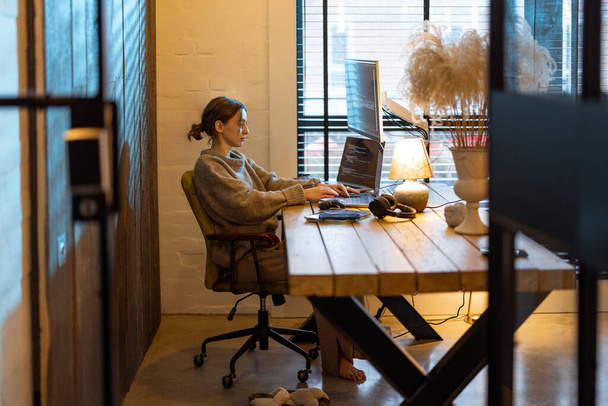 Femme travaille à partir du bureau à domicile confortable - Photo, image