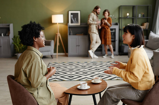Mujeres tomando café y hablando
 - Foto, imagen