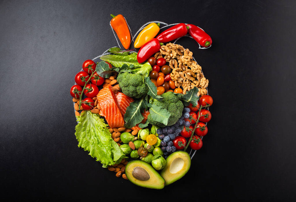 Healthy food arrangement in realistic heart shape, diet for heart and cardiovascular system. - Fotoğraf, Görsel