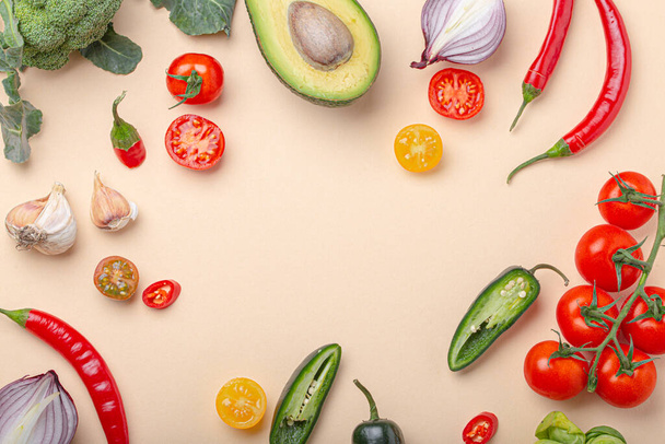 カラフルな果物や野菜で作られた創造的な料理の健康的な有機食品の概念の背景 - 写真・画像