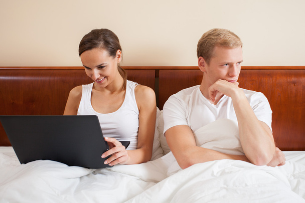 Bored husband and wife with laptop - Valokuva, kuva