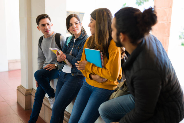 Διάφοροι φοιτητές μιλούν για σπουδές και εργασία μετά την ολοκλήρωση μιας πανεπιστημιακής τάξης - Φωτογραφία, εικόνα