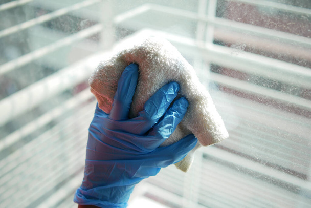 Pencere camlarını temizleyen eldiveni ver.  - Fotoğraf, Görsel