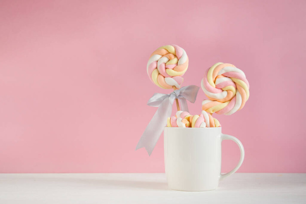 Sweet marshmallows on a pink pastel background. Childhood and birthday concept. - Foto, afbeelding