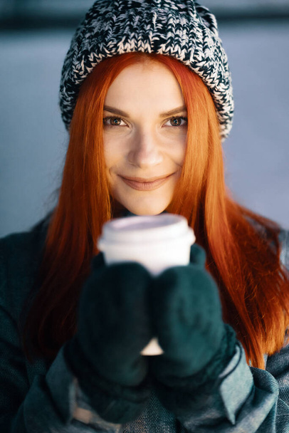 gülümseyen genç kadın açık havada kahve keyfi - Fotoğraf, Görsel