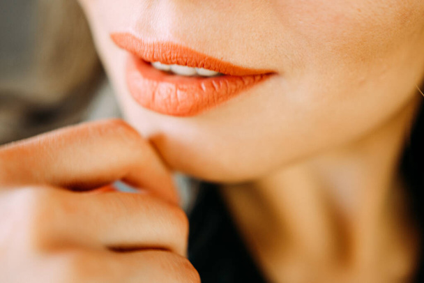 close-up vrouw rode lippen  - Foto, afbeelding