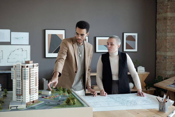 Two professional engineers and architects discussing house layout - Foto, Imagen
