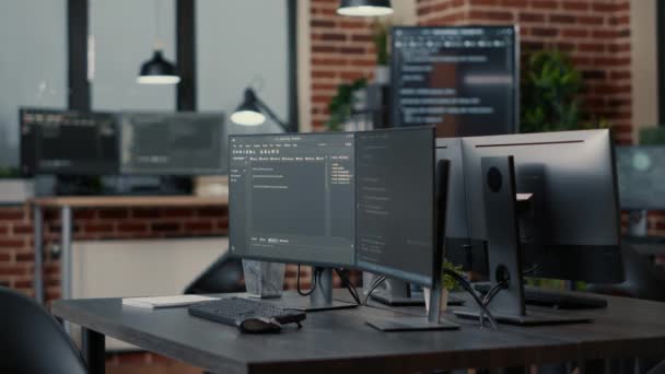 Monitores de computadora que muestran el código de análisis en la oficina vacía de la agencia y computadoras que compilan datos - Metraje, vídeo