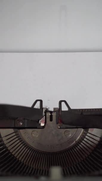Jogos Olímpicos de Inverno 2022 digitado em um papel branco com máquina de escrever vintage - Filmagem, Vídeo
