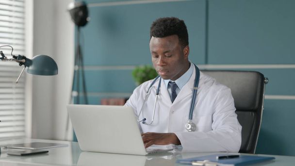 African Doctor working on Laptop in Clinic  - Foto, immagini