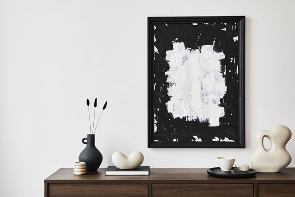 Yaratıcı oturma odasının minimalist kompozisyonu poster çerçevesi ve ahşap klozette şık küçük aksesuarlar. Uzayı kopyala Şablon. Gerçek fotoğraf. - Fotoğraf, Görsel