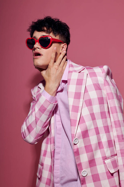 pretty man sunglasses pink blazer fashion elegant style Lifestyle unaltered - Zdjęcie, obraz