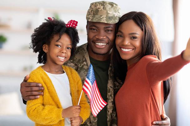 Soldado americano feliz tomando selfie con familia después de volver a casa del ejército - Foto, Imagen