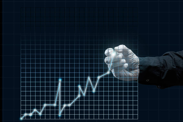 kasvava kaavio hologrammiverkossa ja miehen käsi. Liiketoiminnan kasvu, korkea kannattavuus, menestys - Valokuva, kuva