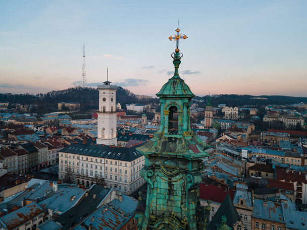 vista aérea del centro de la ciudad de Lviv en el espacio de copia de concepto de viaje al atardecer - Foto, imagen