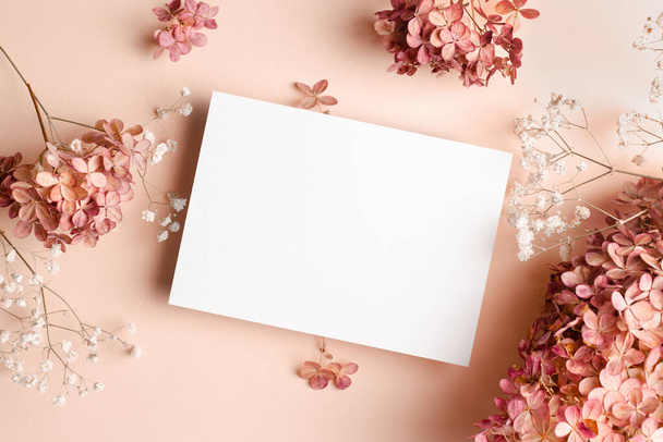 Invitation card mockup with hydrangea and gypsophila flowers decorations. Blank greeting card mockup. - Фото, изображение