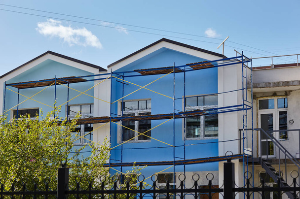 The progress of construction of the kindergarten building. Modern decoration of building facades - Foto, Imagen