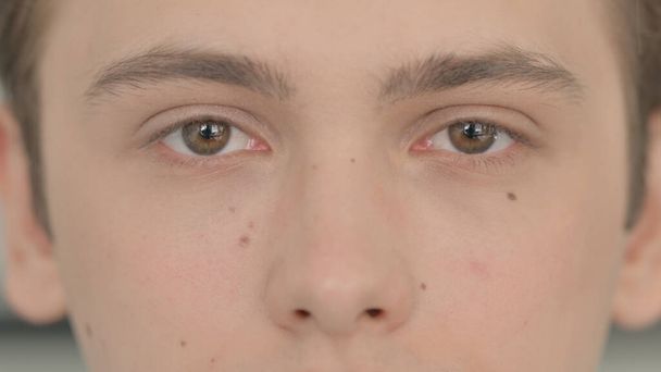 Підняті сліпими очима молодого чоловіка - Фото, зображення