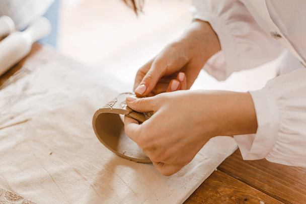 Les mains féminines font des plats d'argile - Photo, image
