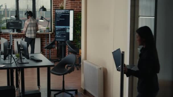 Розробник програмного забезпечення, що тримає ноутбук з алгоритмом введення в офіс агентства програмістів
 - Кадри, відео