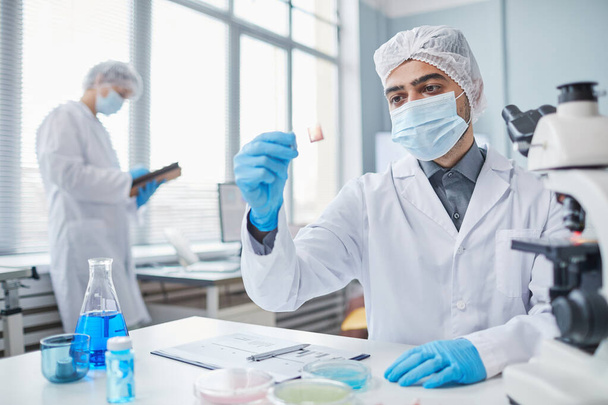Científico trabajando con muestras durante la epidemia - Foto, imagen
