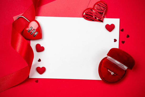 Valentijnsdag spandoek. Rood hart, romantisch cadeau op liefde rode achtergrond. Valentijnsdag liefde mooie decoratie met kopieerruimte - Foto, afbeelding