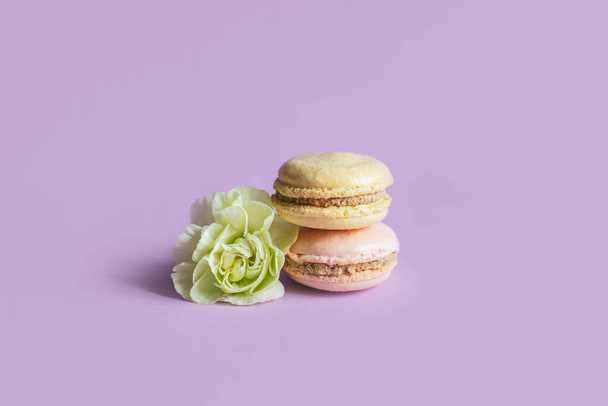 Ízletes francia macaroons gyengéd virág lila pasztell háttér. A szöveg helye. - Fotó, kép