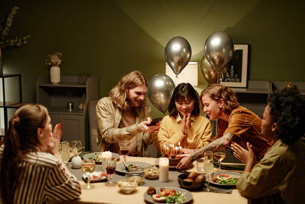Gente celebrando cumpleaños en casa - Foto, Imagen