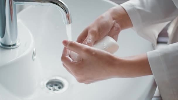 Αγνώριστη γυναίκα πλύσιμο των χεριών με σαπούνι, ενώ στέκεται κοντά νεροχύτη στο μπάνιο - Πλάνα, βίντεο