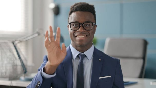 Retrato del empresario africano saludando, dando la bienvenida - Foto, imagen