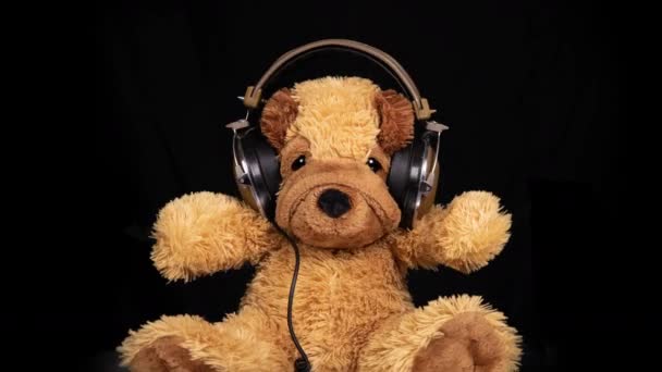 Dancing teddy with headphones - Materiał filmowy, wideo