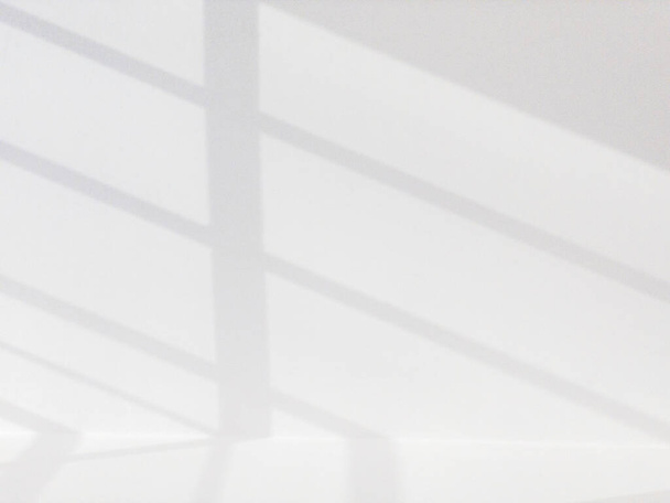 Luces sombras. Luz abstracta, superposición de sombra negra de la ventana en la pared de textura blanca. Fondo de arquitectura de luz solar. Texturas Reflejo de luz desde la ventana - Foto, imagen
