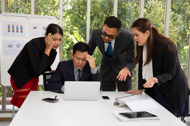 Menedżer i zespół biznesowy sprawdzić informacje w laptopie w porównaniu z uczuciem stresu emocji. współpraca z narzędziami partnerskimi i inżynierskimi w sali konferencyjnej - Zdjęcie, obraz