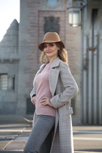 Elegant woman in coat and hat on the street. - Fotoğraf, Görsel