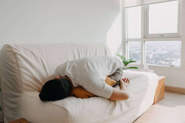 Soltero solitario hombre enfermo dormir y aislado en su apartamento. - Foto, imagen