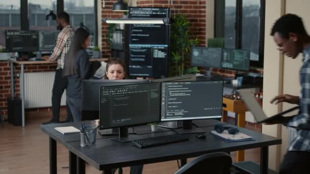 Programación de desarrollador sénior en el ordenador portátil en el escritorio con pantallas de computadora analizando código - Imágenes, Vídeo