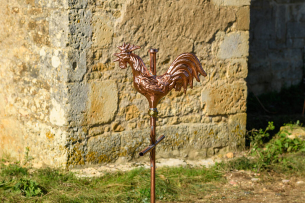 Ezt a tájképet nyáron készítették Európában, Franciaországban, Burgundiában, Nievre-ben. Látjuk a Le coq en bronzot Varzy nénitől, a Nap alatt.. - Fotó, kép