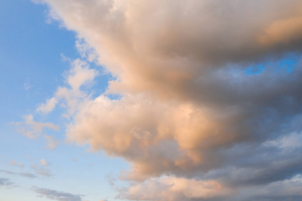 Esta foto de paisaje fue tomada en Europa, en Francia, Provenza Alpes Costa Azul, en el Var, en verano. Podemos ver el Lago de Sainte-Croix y sus nubes rosadas, bajo el Sol. - Foto, imagen