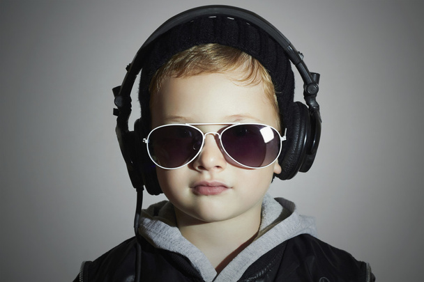 ほとんどの dj。headphones.child のヘッドフォンで音楽を聴くとサングラスで変な少年。ディスク ジョッキー - 写真・画像