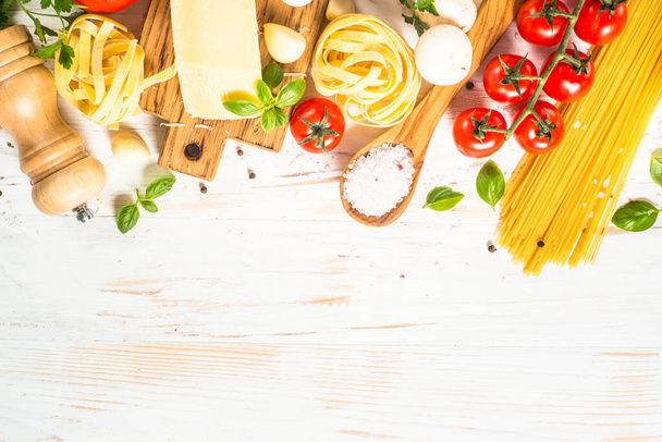 Ιταλικά φόντο τροφίμων σε λευκό τραπέζι bkitchen. - Φωτογραφία, εικόνα