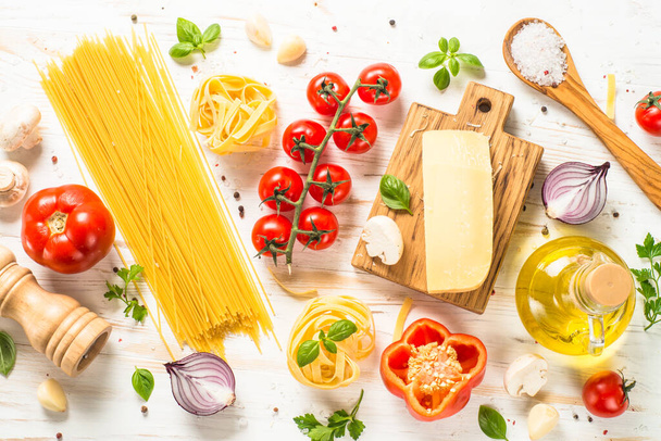 Sfondo cibo italiano al tavolo da cucina bianco. - Foto, immagini
