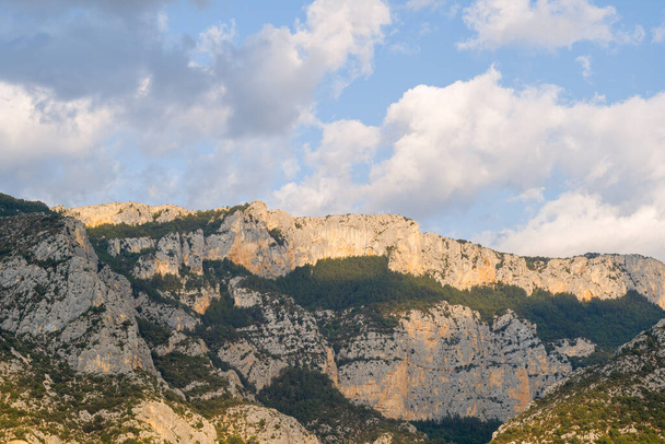 To zdjęcie krajobrazowe zostało zrobione w Europie, we Francji, Prowansja Alpy Cote dAzur, w Var, w lecie. Widzimy Gorges du Verdon i jego góry, pod Słońcem. - Zdjęcie, obraz