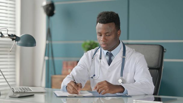 African Doctor Talking to Patient in Clinic  - Foto, Bild
