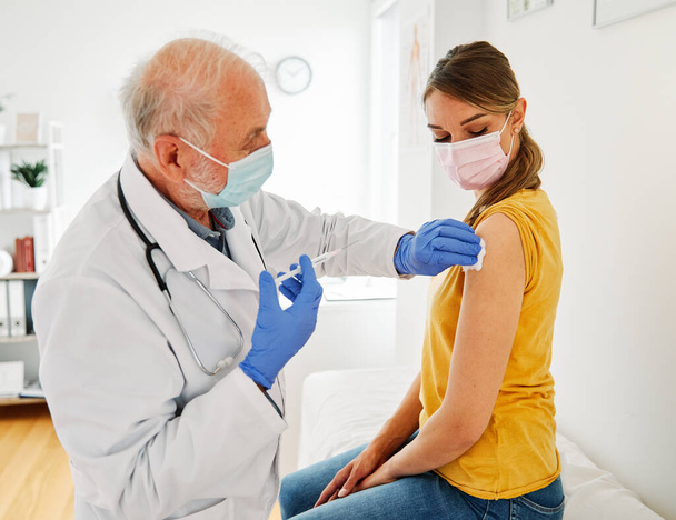 medicamento de vacunación jeringa vacuna médico inyección médico virus de la salud atención hospitalaria paciente gripe máscara coronavirus corona senior - Foto, Imagen