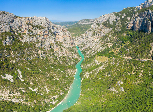 Αυτή η φωτογραφία τοπίου τραβήχτηκε στην Ευρώπη, στη Γαλλία, Provence Alpes Cote dAzur, στο Var, το καλοκαίρι. Βλέπουμε την πανοραμική θέα του ποταμού Βερντόν, κάτω από τον Ήλιο. - Φωτογραφία, εικόνα