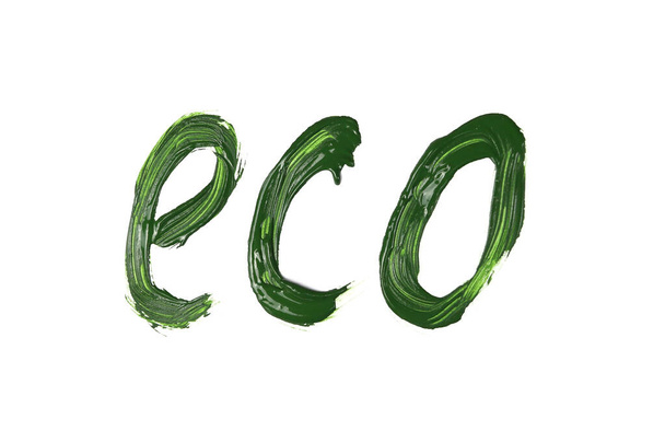 緑の塗料でエコという言葉は、環境保護の概念である白に隔離されています - 写真・画像