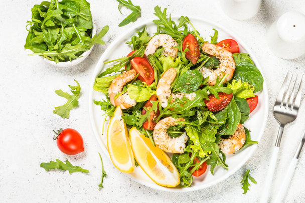 Shrimp salad with vegetables and leaves. - Φωτογραφία, εικόνα